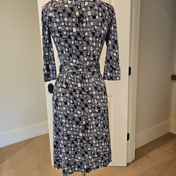 Diane Von Furstenberg Silk Wrap Dress, Size 10, EUC - Picture 4 of 6